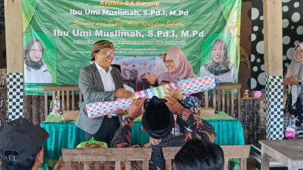 Pisah Kenang Kepala RA Karang Ibu Umi Muslimah
